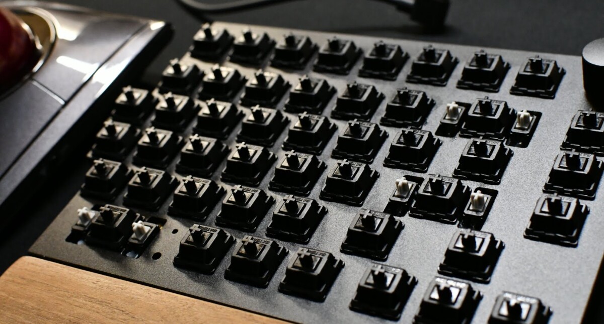 Keychron Q11, Keychron's first left-right split keyboard, is now available. 38