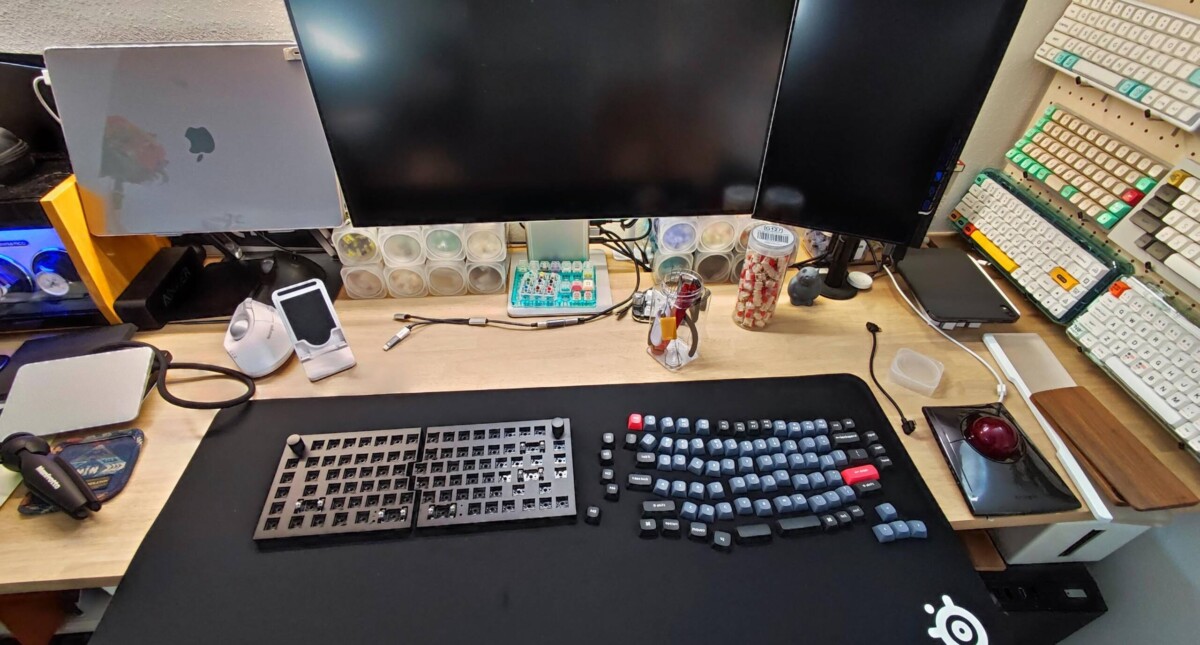 Keychron Q11, Keychron's first left-right split keyboard, is now available. 27