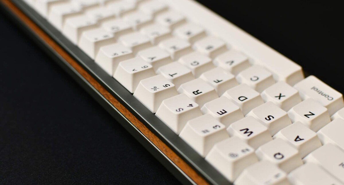 背面のアクセントパーツ